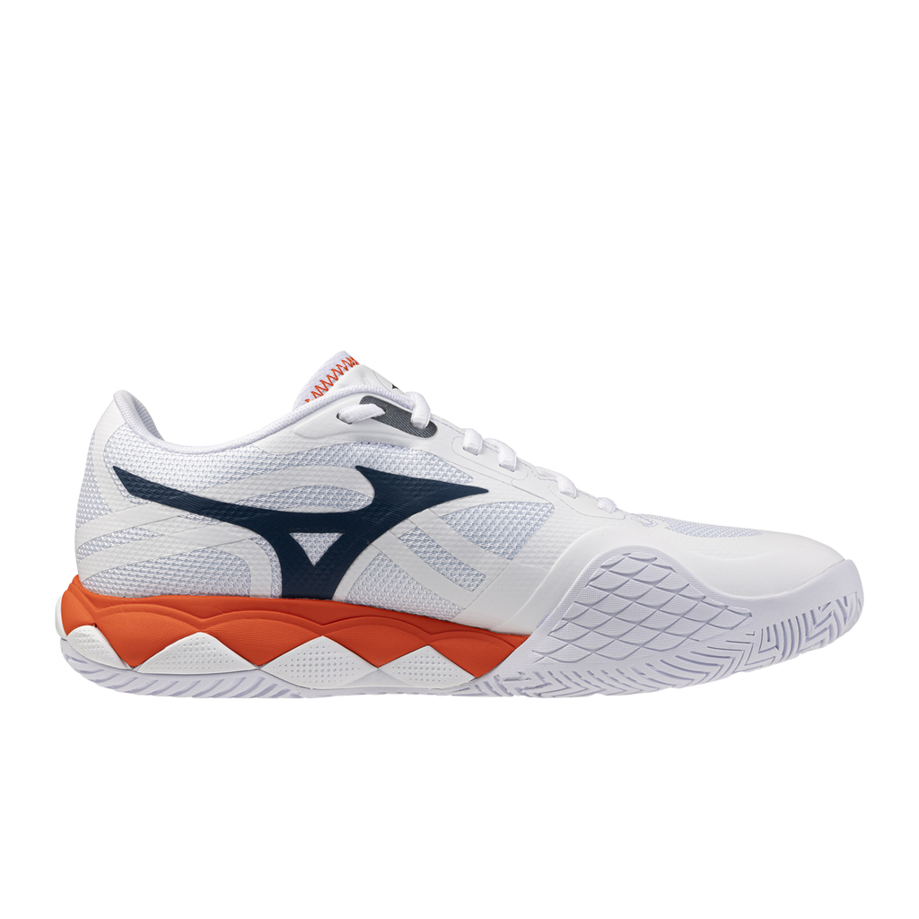 נעלי טניס מיזונו לגברים Mizuno Wave Enforce Tour 2 AC בלבן, מבט צד עם לוגו כחול כהה, סוליית ביניים כתומה וסוליה חיצונית לבנה