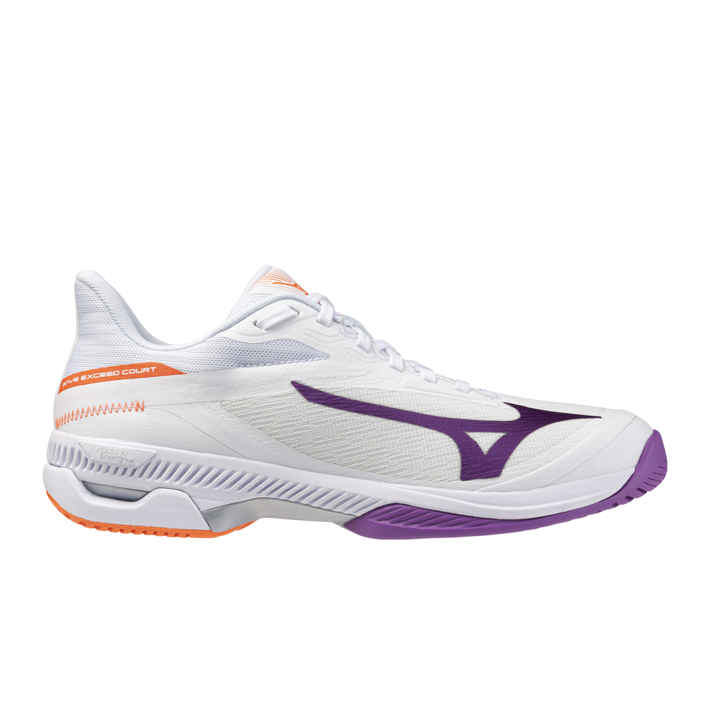 נעלי טניס מיזונו לנשים Mizuno Wave Exceed Court AC בצבע לבן, מבט צד עם לוגו סגול ואלמנטים כתומים בעקב ובסוליה