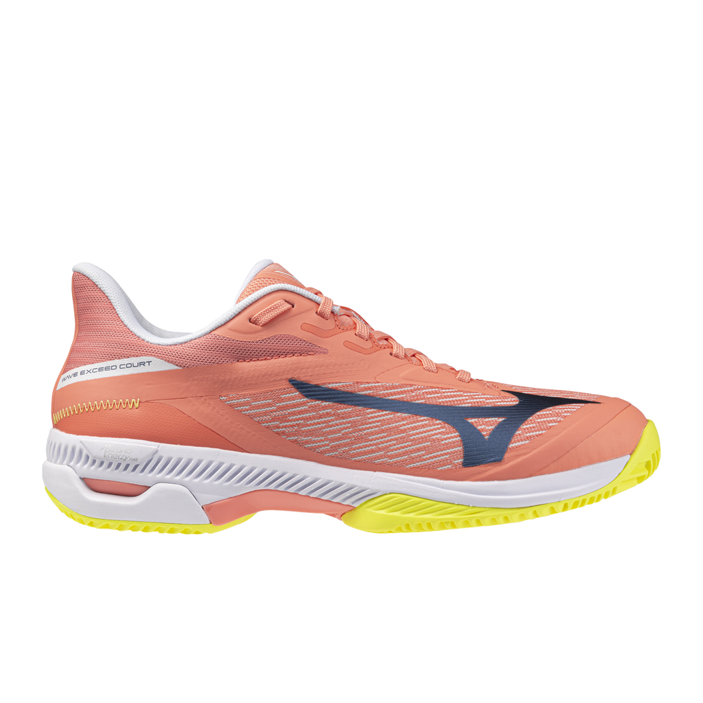 נעלי פאדל מיזונו לנשים Mizuno Wave Exceed Court Padel בצבע אלמוג Desert Flower, מבט צד עם סוליית ביניים לבנה וסוליה חיצונית צהובה