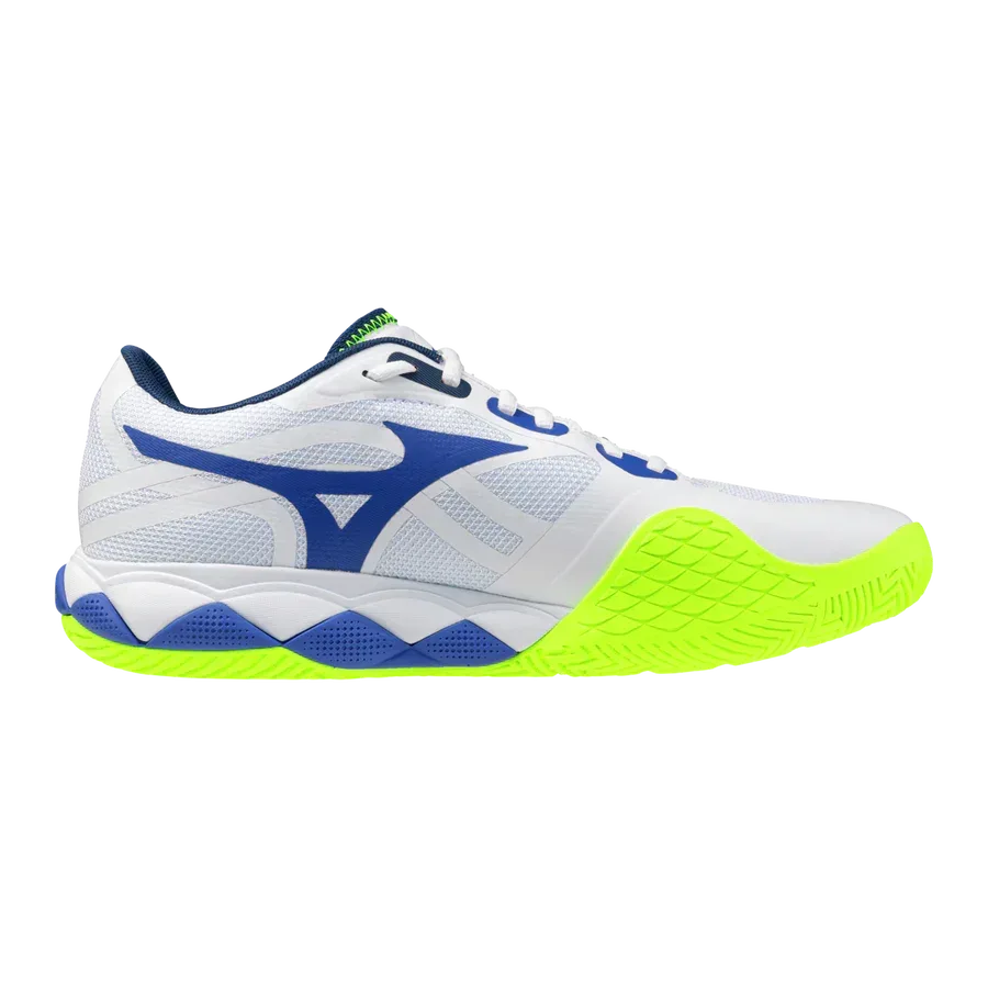 ה-Mizuno WAVE ENFORCE TOUR 2 AC(U) 61GA260020 מבית Mizuno הוא נעל ספורט לבנה עם נגיעות של כחול וסוליה בצבע צהוב ניאון, המוצגת על רקע לבן חלק.