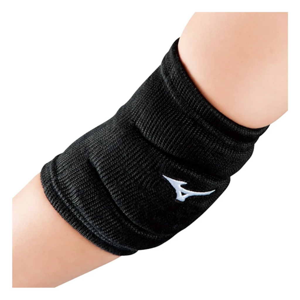 אדם העוטה את תומך המרפק Mizuno Team C (U) בצבעי שחור/לבן, תומך מרפק מרופד ומסוגנן עם לוגו Mizuno לבן בולט.