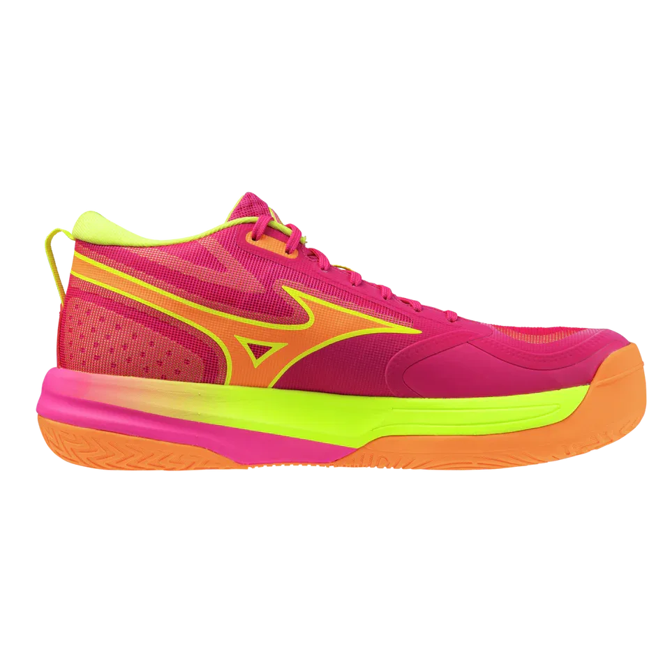 ה-MIZUNO NEO JUMP (U) V1GA259942 של מיזונו היא נעל ספורט בצבע ורוד בוהק מבית מיזונו, הכוללת נגיעות צהובות, סוליה אמצעית בצבע ירוק ניאון וסוליה חיצונית כתומה על רקע לבן אחיד.
