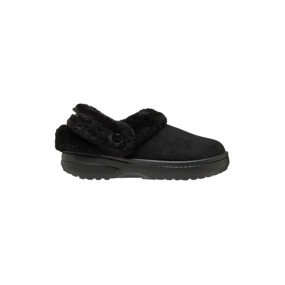 ה-Crocs Classic Unfurgettable Vegan Suede Clog (212106-001) מבית Crocs הוא נעל בית שחורה עם צווארון מתקפל ומרופד בפרווה סינתטית, כפתורים בצדדים וסוליה מגומי מחוספסת, המוצגת על רקע לבן.