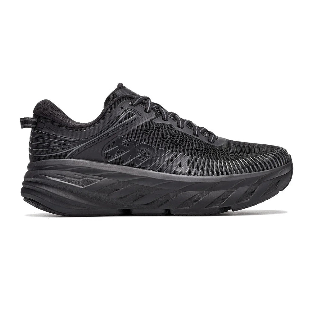 דגם Hoka 1110519/BBLC BONDI 7 BLACK/BLACK מבית Hoka הוא נעל ריצה ספורטיבית בצבע שחור, הכוללת סוליה עבה ומרקמת וחלק עליון מרשת נושמת, המוצגת בפרופיל צדדי על רקע לבן.