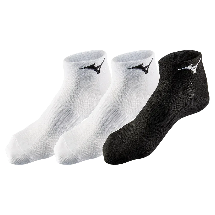 שלוש זוגות גרביים קצרים Mizuno Training Mid 3P — שניים לבנים ואחד שחור — מוצגים זה לצד זה, ובכל אחד מהם לוגו קטן בקרבת החלק העליון.