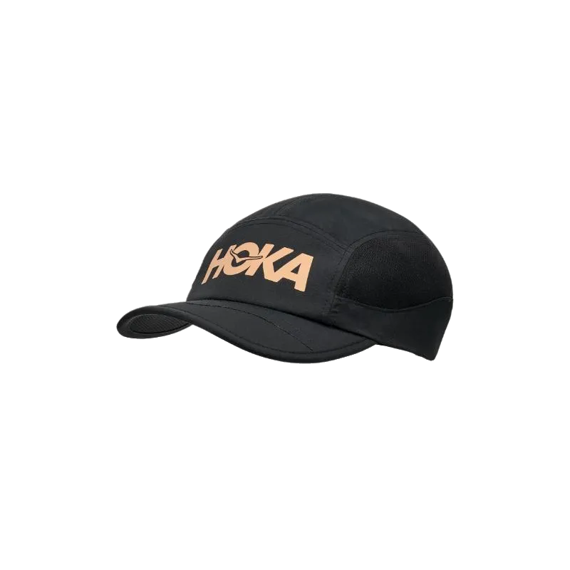 כובע הריצה Hoka U 1164330/BKGD RUN HAT HOKA GOLD [OS] הוא כובע ריצת שטח שחור עם שוליים מעוקלים ולוגו "HOKA" בצבע בז', המוצג על רקע לבן אחיד.