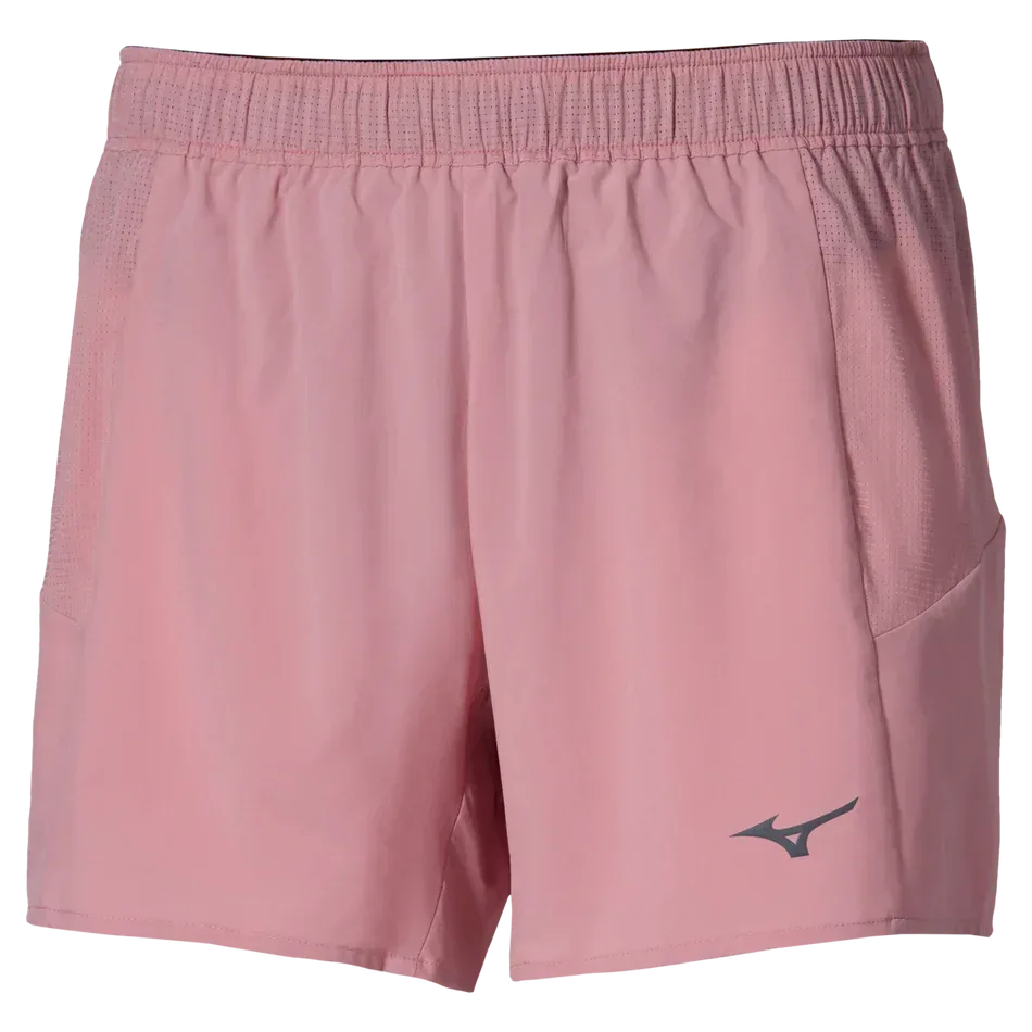מכנסיים קצרים Mizuno 4.5 אינץ' (לנשים) Rose Elegance J2GBD20465 עשויים מבד ורוד בהיר, כוללים כיסים בצדדים, חגורה אלסטית ולוגו Mizuno קטן ליד שולי המכנסיים השמאליים.