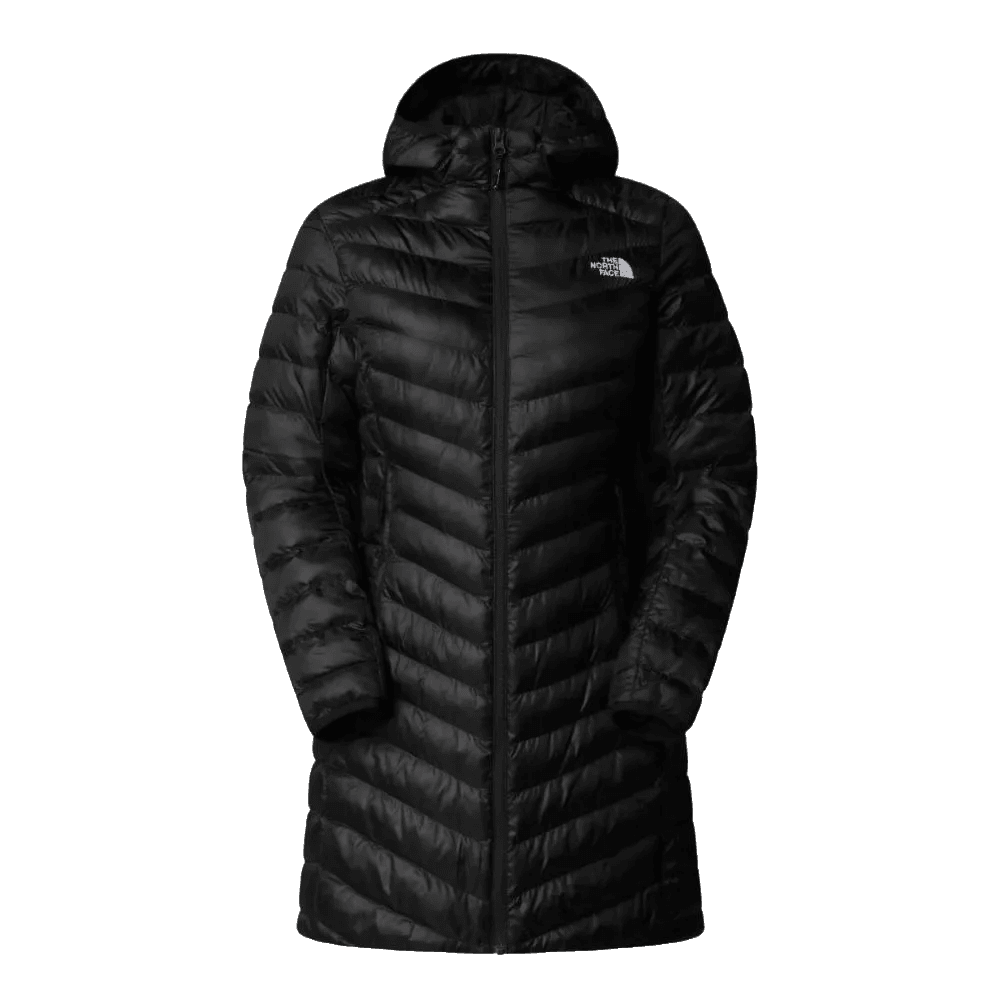 The North Face HUILA SYNTH PARKA TA8DW7JK3 הוא מעיל פוך שחור באורך הברך עם ברדס, רוכסן קדמי ולוגו על החזה השמאלי, מושלם כמעיל פארקה נשים, מוצג על רקע חלק.