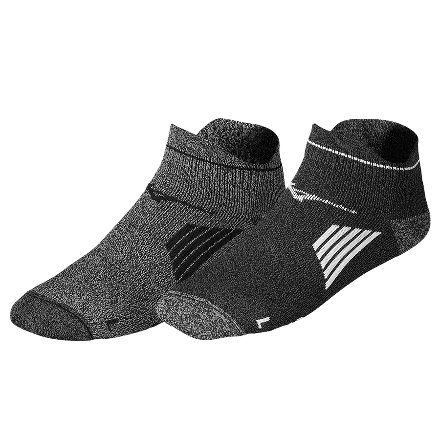 שני זוגות גרביים Mizuno Active Training Mid 2P (שחור/אפור, דגם J2GX1055) עם דוגמאות מנוגדות ובוהן מחוזקת, מוצגים זה לצד זה על רקע לבן.