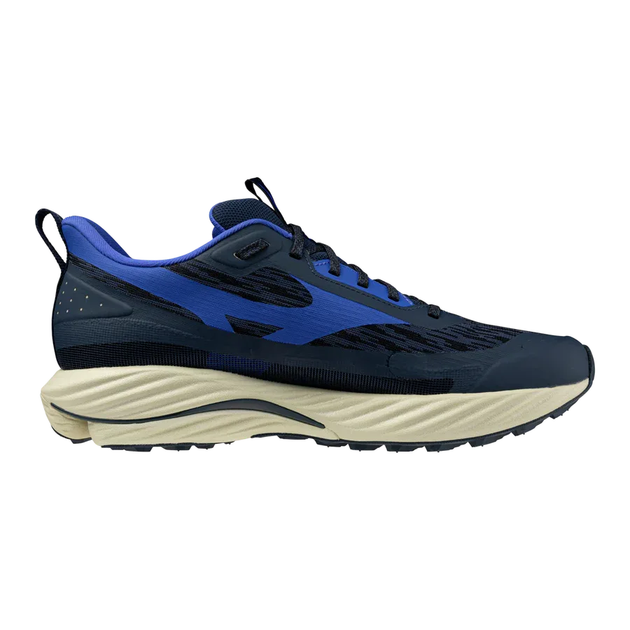 ה-Mizuno WAVE RIDER TT 3(M) J1GC253251 מבית Mizuno הוא נעל ספורט בצבעי כחול כהה ושחור עם סוליה עבה בצבע בז', נגיעות של כחול ושרוכים שחורים, המוצגת על רקע לבן.