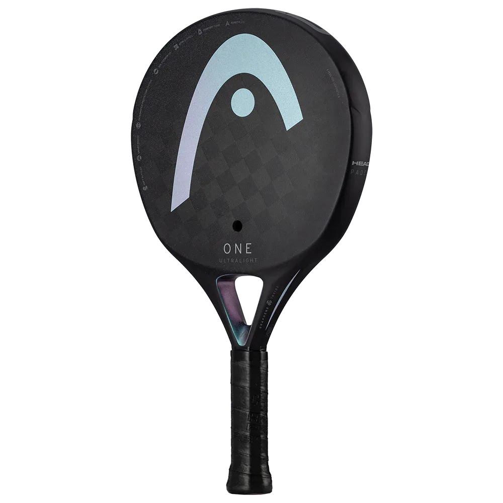 ה-Head ONE ULTRALIGHT BLACK מבית Head הוא מחבט פדל שחור, בצורת אליפסה, עם קו מעוקל לבן גדול ולוגו מעגלי על פני השטח, ידית עם סרט אחיזה שחור וכיתוב "ONE ULTRALIGHT" בחזית.