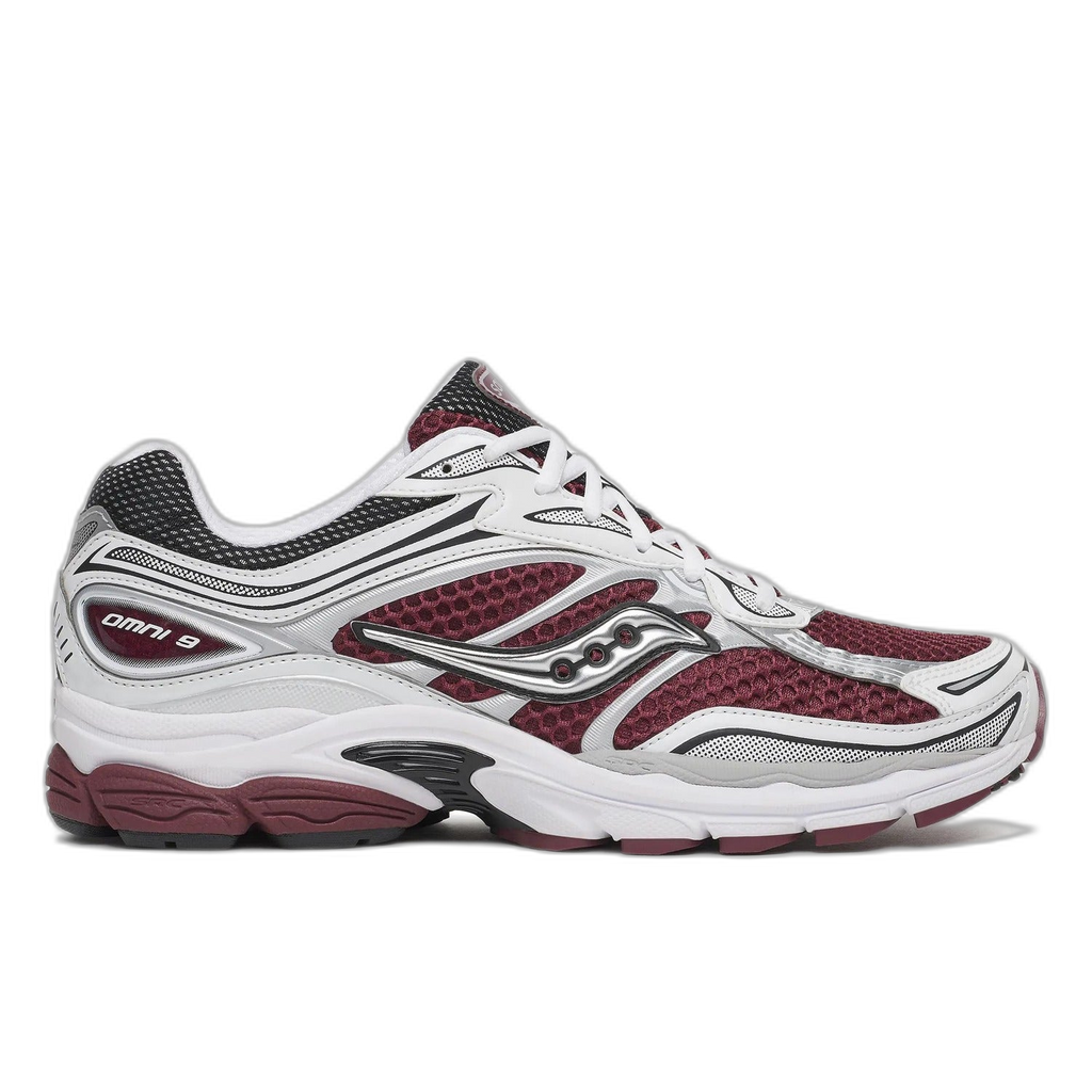 נעלי ריצה Saucony PROGRID OMNI 9 S101245-1022 MAROON/WHITE U בצבעי בורדו ולבן, עם פאנלים מרשת, נגיעות כסף והכיתוב “OMNI 9” בעקב.