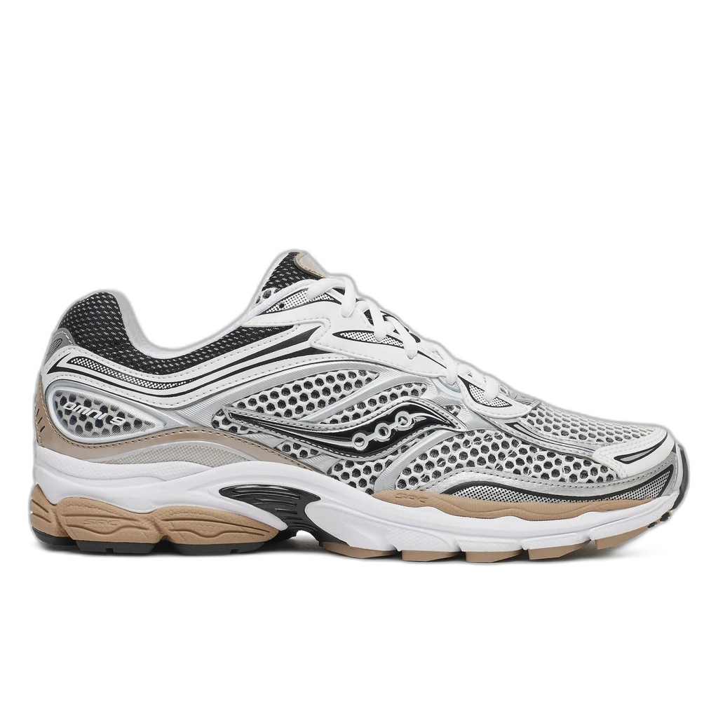 נעל ריצה Saucony PROGRID OMNI 9 S101245-1097 WHITE/SADDLE U בצבעים לבן, כסף וחום בהיר, עם לוחות רשת וסוליה עבה מגומי.