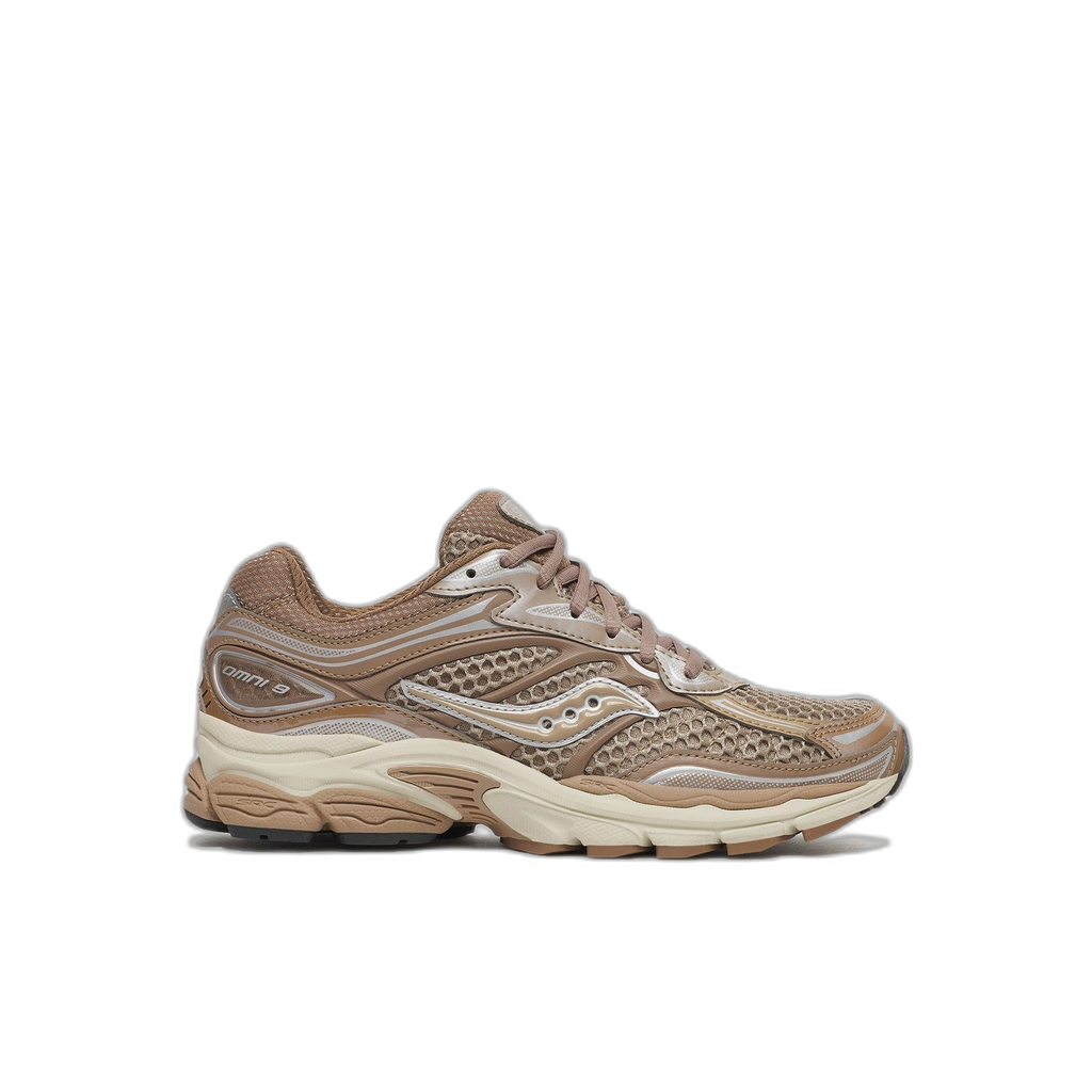 נעלי ספורט לנשים מדגם Saucony PROGRID OMNI 9 S101245-1139 SADDLE/EGGSHELL U בצבעי חום וקרם, עם פאנלים מרשת וסוליה עבה מגומי בסגנון רטרו-טק.