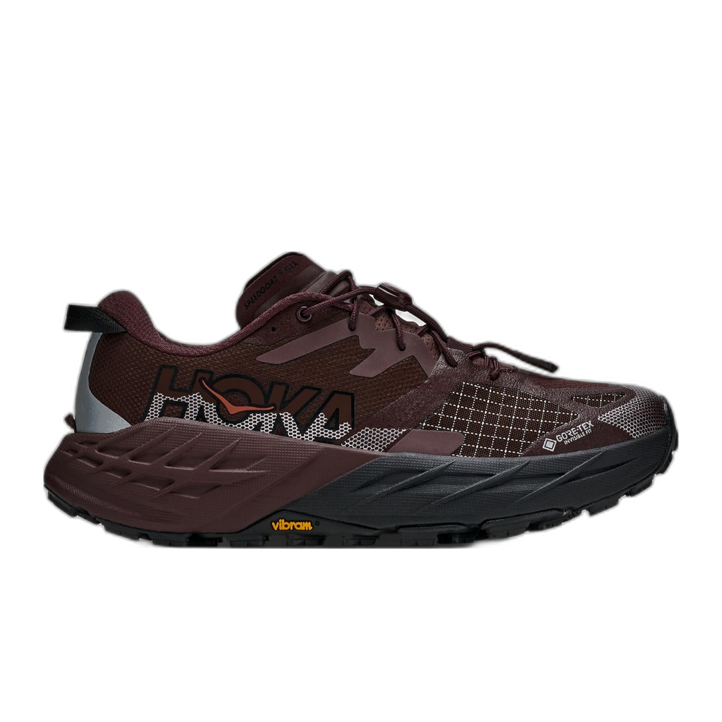נעלי ריצת שטח Hoka SPEEDGOAT 7 GTX WIDE (D) 1177550/DMVB DEEP MAUVE/BLACK בצבע בורדו כהה, עם סוליה שחורה עבה בעלת חריצים, לוגו בצד וחלק עליון מרשת אטום למים.
