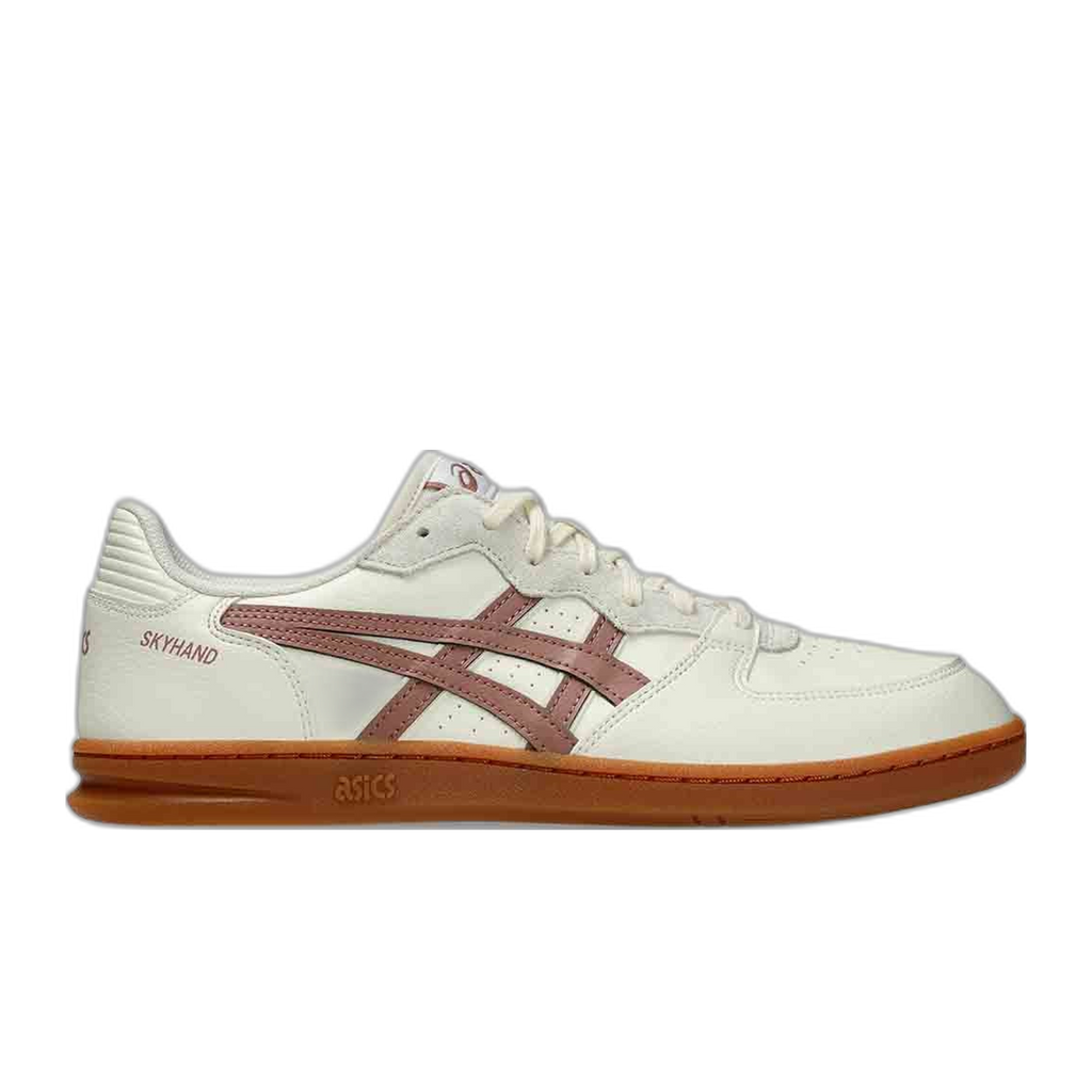 נעלי ספורט נמוכות מדגם Asics Skyhand OG Unisex 1203A451/750 בצבע שנהב אומבושי, עם פסים צדדיים בצבע סגול-ורוד, סוליה מגומי בצבע גומי, והכיתוב “SKYHAND” מודפס על העקב.
