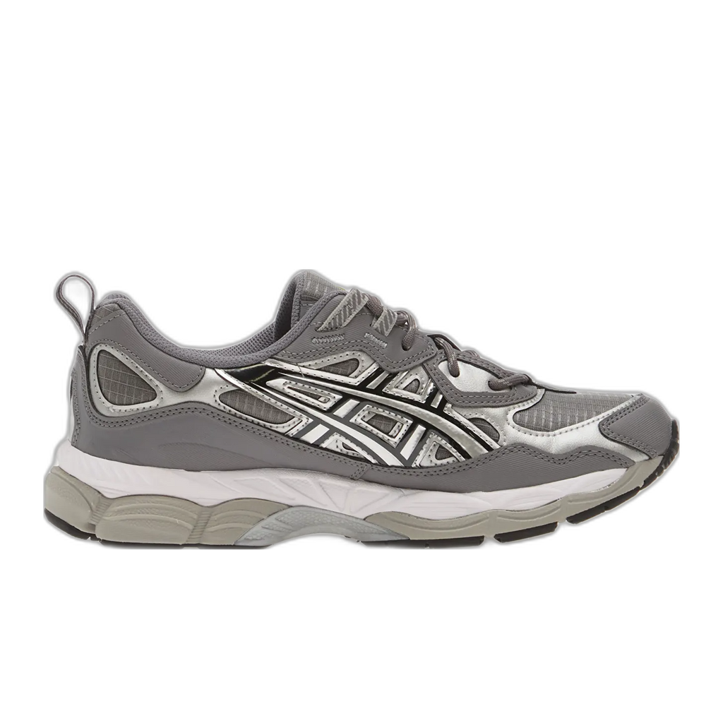 נעלי ספורט Asics GEL-NYC UTILITY 1203B226/020 U CEMENT GREY CARBON בצבעי אפור וכסף, עם רשת ופרטים מטאליים, הכוללות סוליה מרופדת עבה בצבעי לבן ואפור.