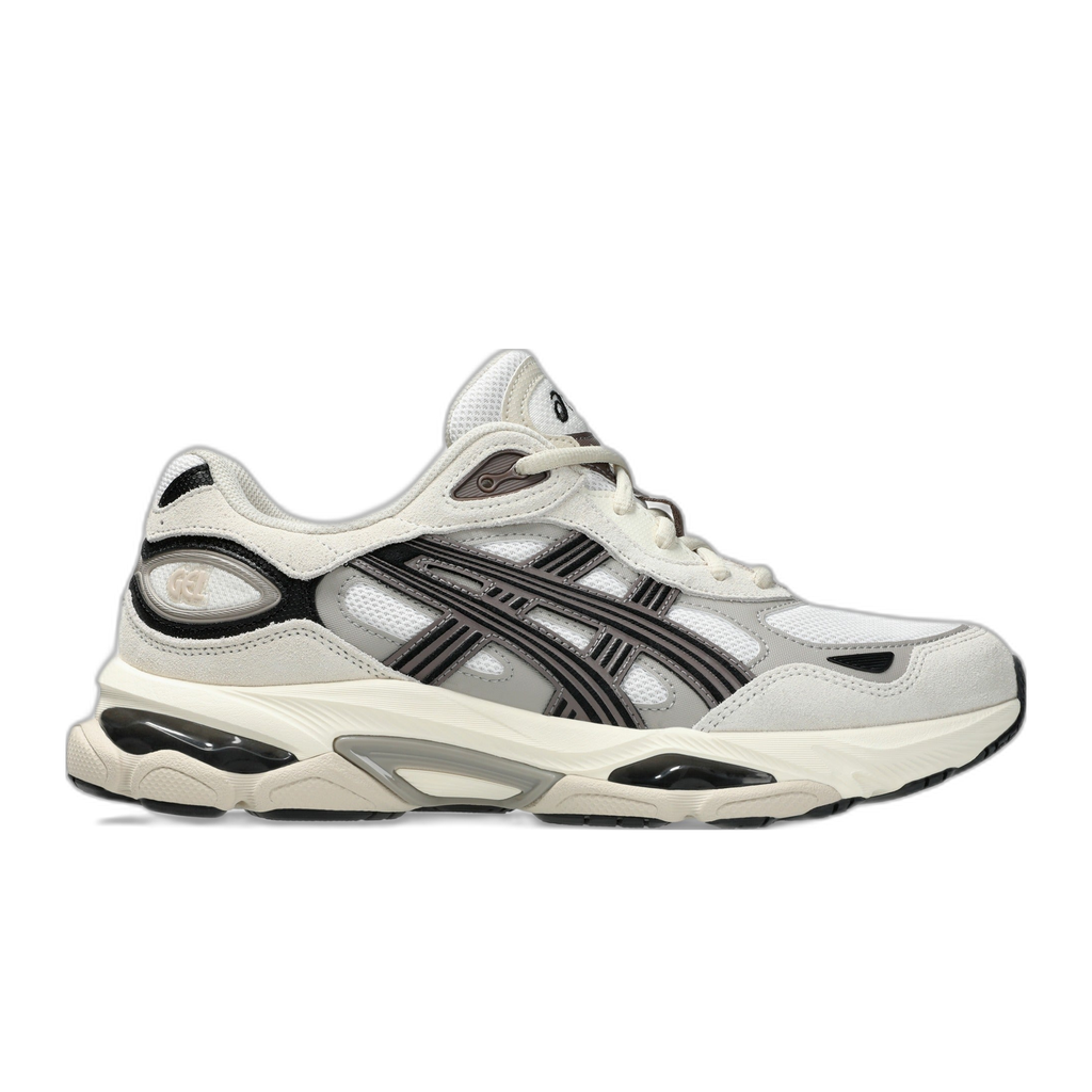 נעלי ספורט Asics GEL-NYC 2.0 1203A895/104 U WHITE OATMEAL בצבע לבן-שבור ואפור, עם פסים צדדיים בגוונים כהים וסוליה עבה.