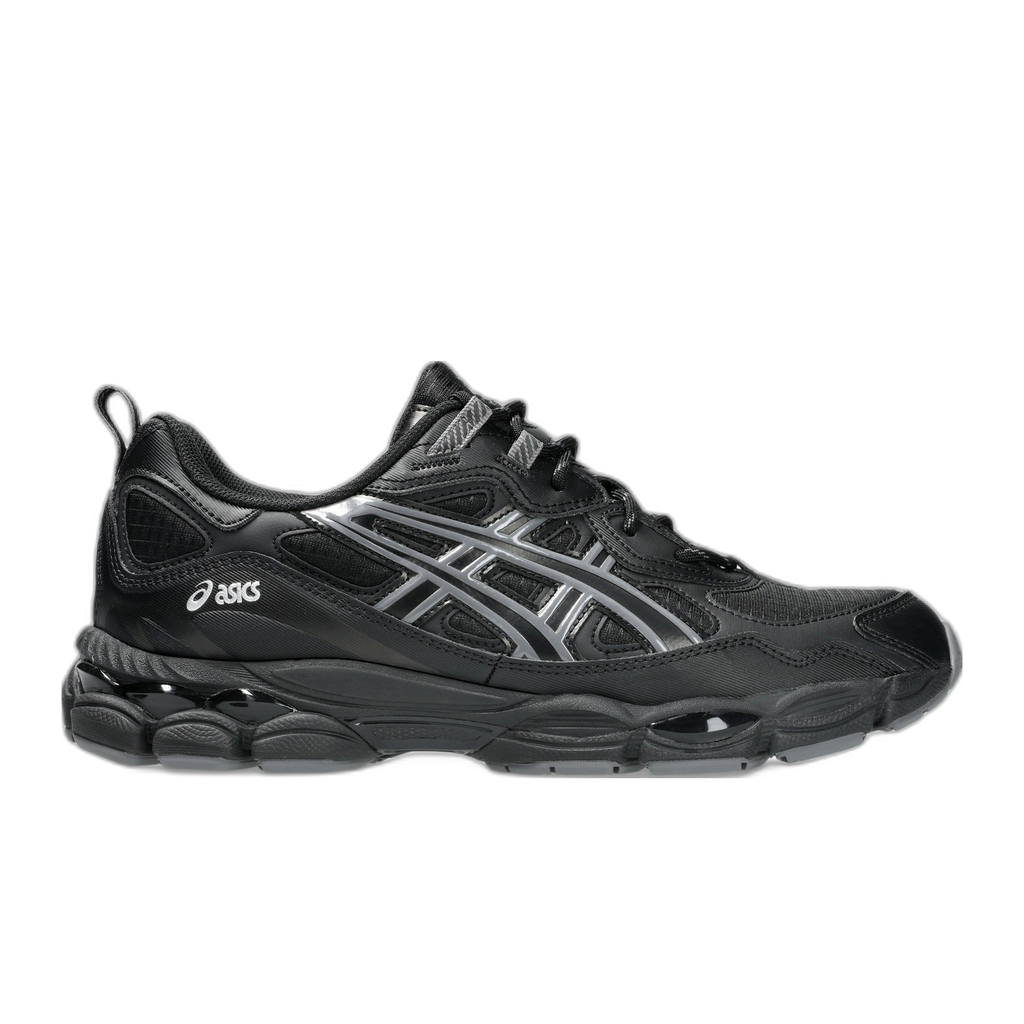 נעלי ריצה שחורות מדגם Asics GEL-NYC UTILITY 1203B226/001 U BLACK CARBON, עם פסים צדדיים כסופים מחזירי אור וסוליה אמצעית עבה וכהה.