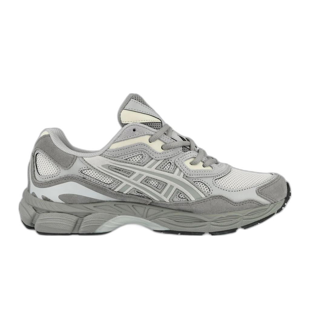 נעלי ספורט נמוכות מדגם Asics 1203A383/119 Gel Nyc, המיועדות לגברים ולנשים, בצבעי שמנת ומרווה בהיר, עם לוחות רשת וסוליה עבה מגומי.