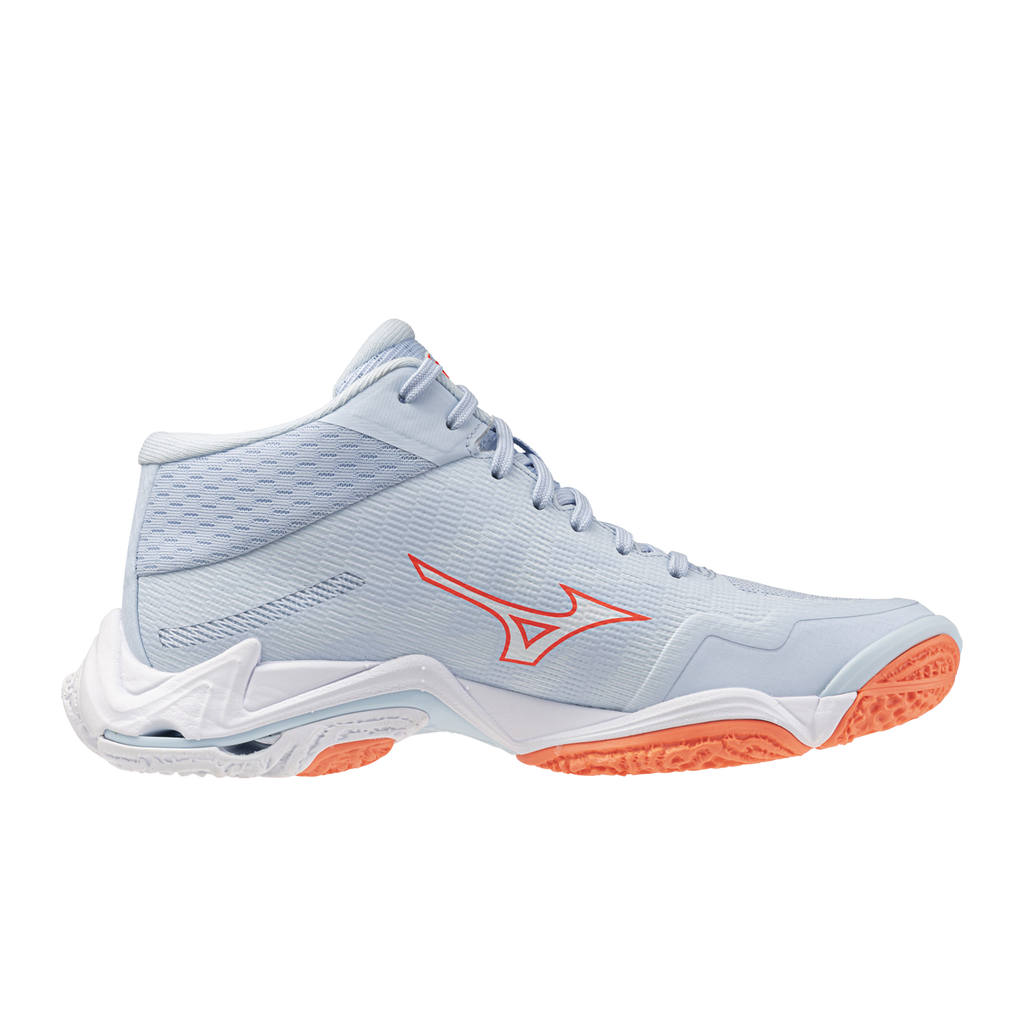 נעל מגרש מקורה בצבע תכלת מדגם Mizuno WAVE LIGHTNING ELITE MID V1GC260584, עם לוגו כתום וסוליה כתומה במרקם.