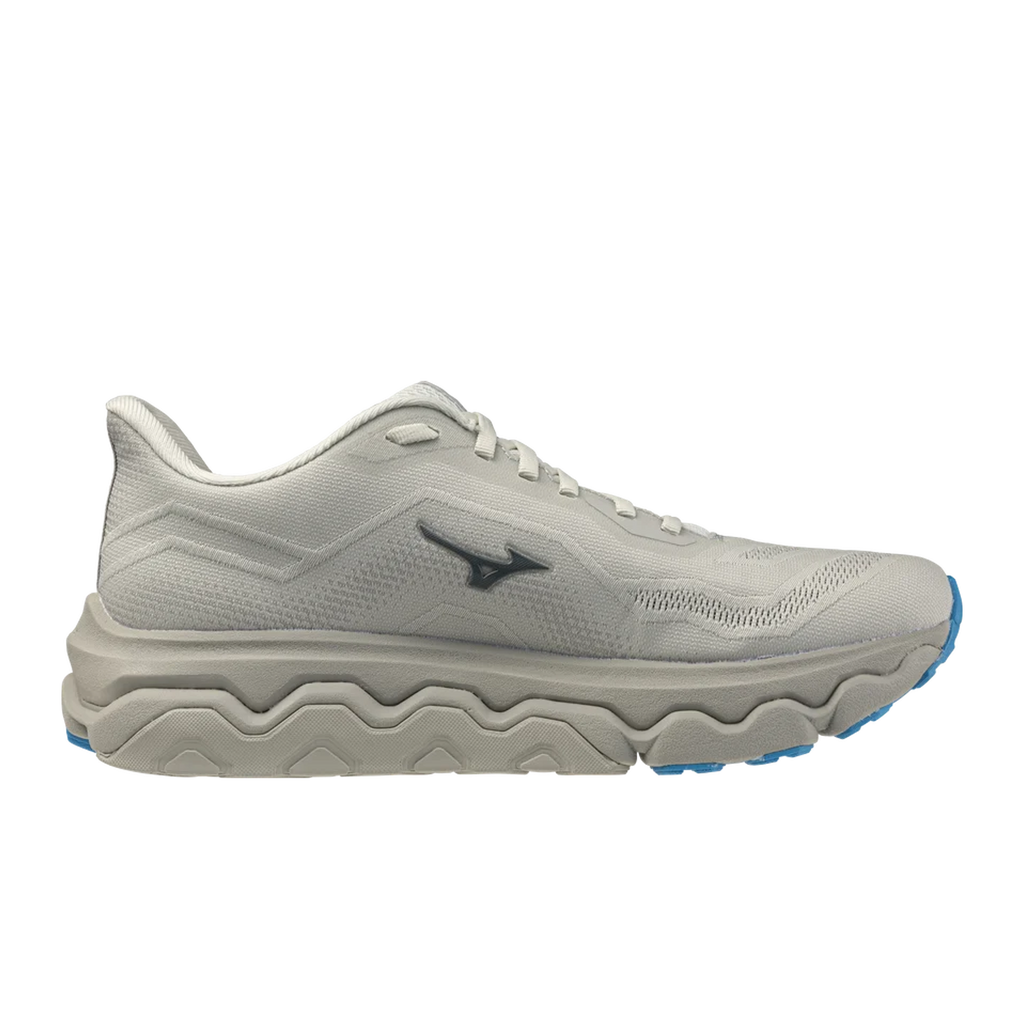 נעל ריצה Mizuno WAVE HORIZON 9 Wide (2E) J1GC263151 בצבע אפור בהיר, עם סוליה אמצעית עבה וגלית ופרט כחול בדפוס הסוליה.