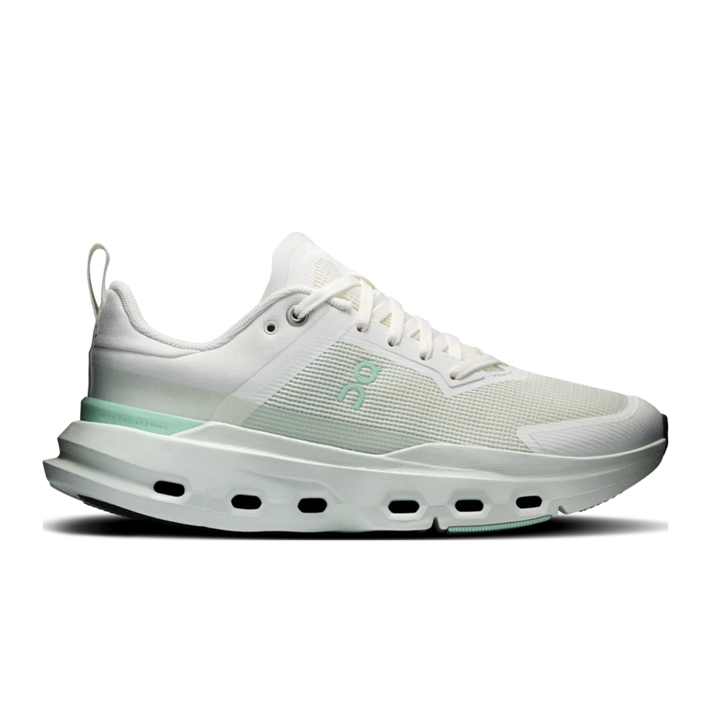 נעלי ספורט לנשים Off-white On Cloud Cloudpulse Next 1 ל-HIIT, עם סוליה אמצעית עבה ומחוררת ואלמנטים בצבע ירוק בהיר.