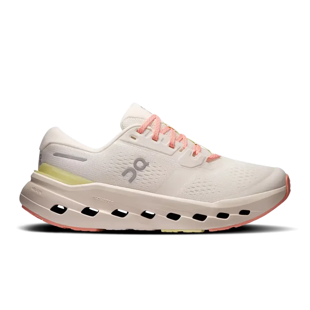דגם On Cloudrunner 3 Ivory/Dew מבית On Cloud הוא נעל ריצה לבנה עם שרוכים ורודים, נגיעה צהובה עזה בעקב וסוליה מרופדת ועבה הכוללת חיתוכים מסוגננים לנוחות ואוורור משופרים.