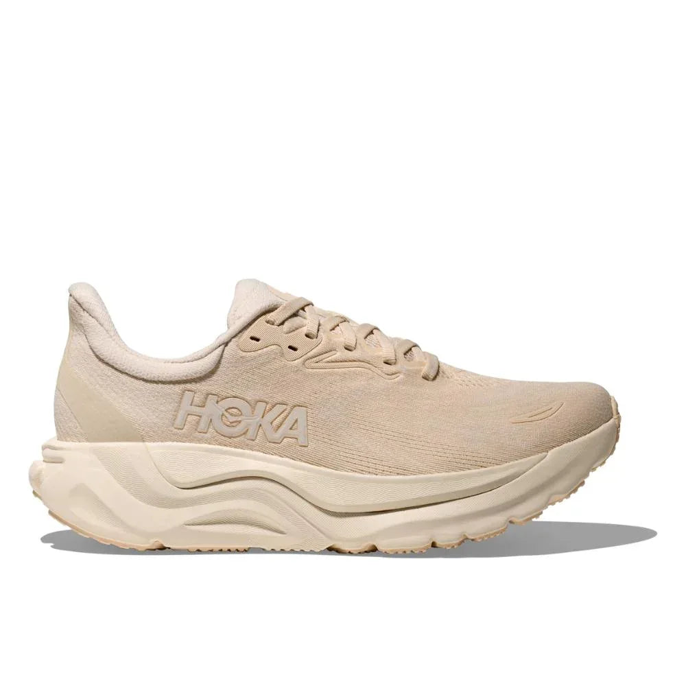 ה-Hoka ARAHI 8 WIDE (D) 1168711/BHLB בצבע Birch/Alabaster מוצג במבט צדדי, עם סוליה עבה ומרקמת וסגירת שרוכים על רקע לבן.