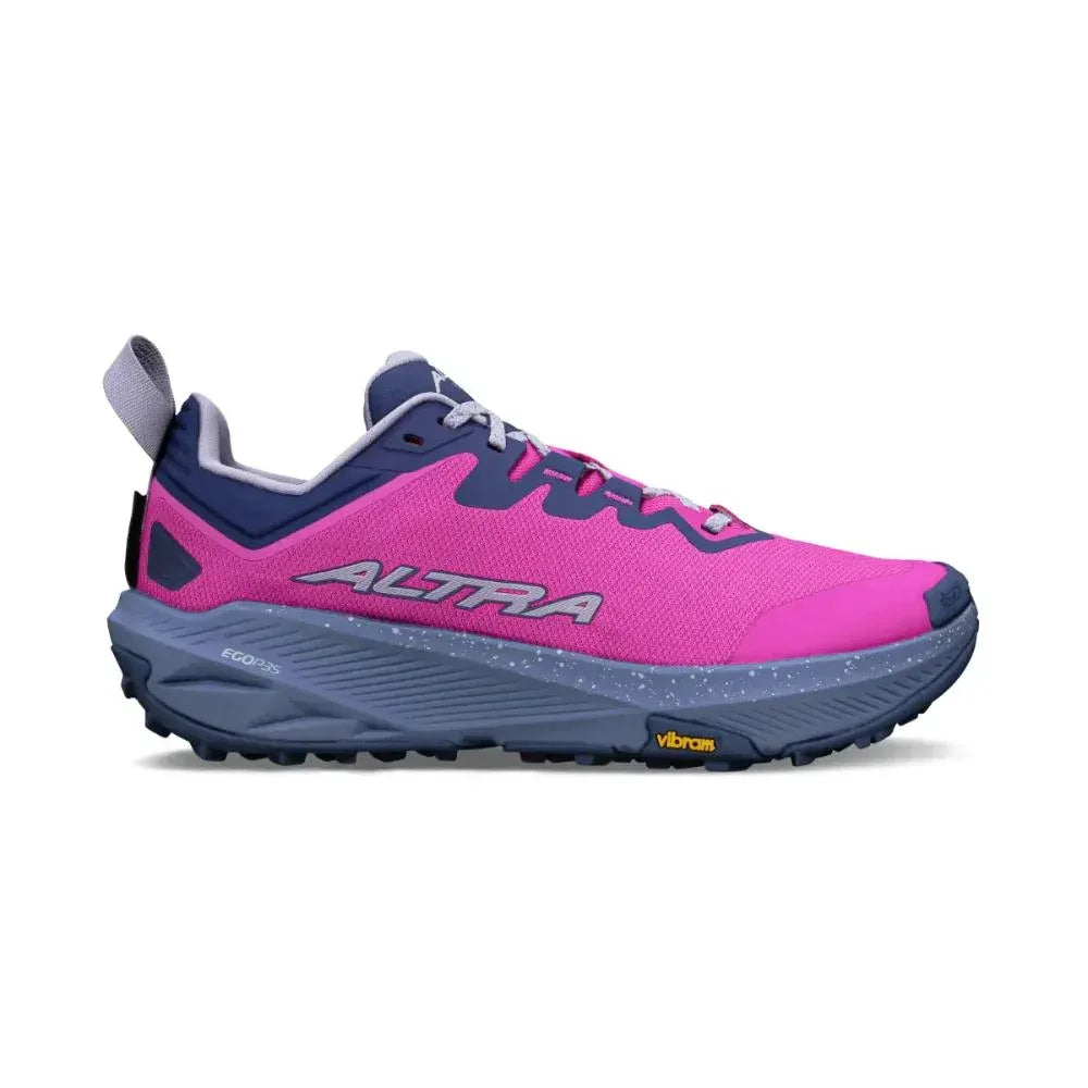 ה-Altra EXPERIENCE WILD 3+ MAGENTA A0A85UZ665 הן נעלי ריצה בצבעי ורוד וסגול, עם סוליה עבה ומחוספסת המעניקה אחיזה טובה ולוגו "Altra" בולט בצד.
