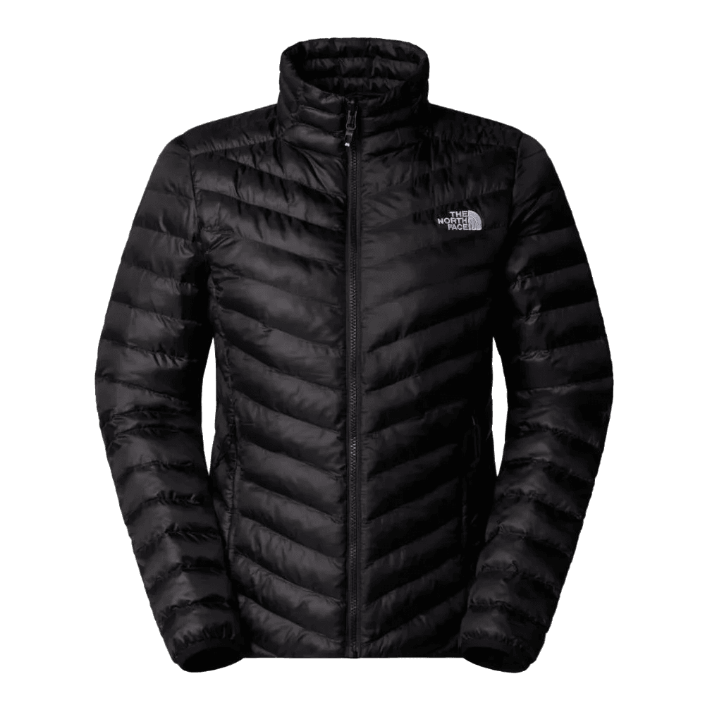 The North Face מעיל נשים מבודד HUILA SYNTH JACKET TA8DW6JK3—מעיל שחור עם רוכסן, צווארון גבוה ולוגו המותג בצד שמאל, מושלם לימים קרירים.