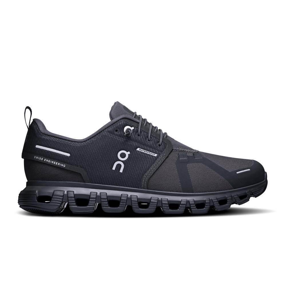 ה-On Cloud Cloud 6 WP Black (3WF10051043) מבית On Cloud הוא נעל ספורט שחורה עם גפה עליונה מרשת, לולאות שרוכים גלויות, סוליה מרופדת ומחולקת, ולוגו "On" בצד.