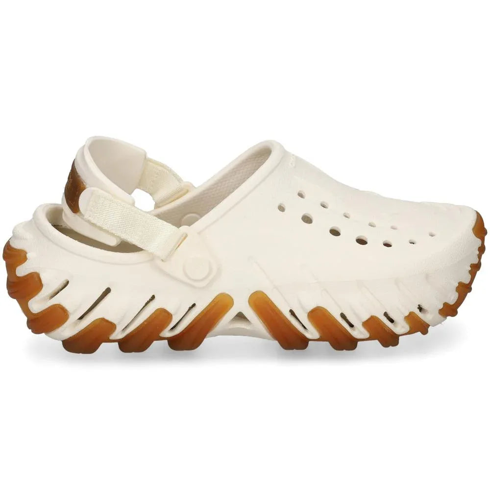 Crocs Echo Gum RO Clog 211675-0WV הוא סנדל לבן ללא שרוכים עם סוליה חומה מרקמת, חורי אוורור בחלק העליון ורצועה אחורית מתכווננת מבית Crocs.