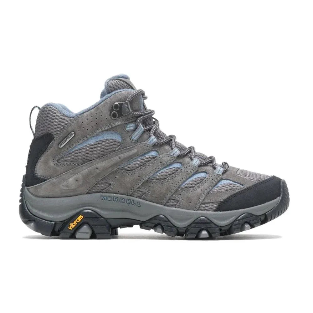 דגם Merrell MOAB 3 MID WP W J500162 מבית Merrell הוא מגף טיולים בגובה בינוני בצבעים אפור וכחול, עם סוליה של Vibram בצבעים שחור וצהוב, חלק עליון עמיד מרשת וזמש, וסגירת שרוכים בטוחה.