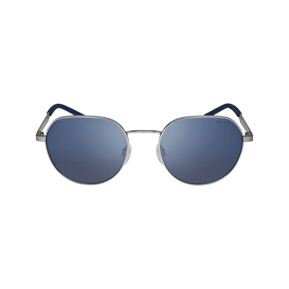 Nike משקפי שמש מדגם TRAVELER TREND IB3538X-012 עם מסגרת מתכת כסופה ועדשות בגוון כחול, מוצגים על רקע לבן פשוט.