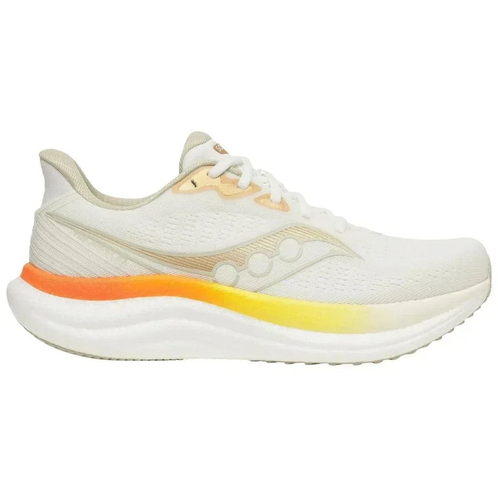 Saucony TRIUMPH 23 IVORY/FIRE S21023-138 הוא נעל ריצה אתלטית לבנה עם גפה עליונה מרשת, שרוכים לבנים ופסים כתומים וצהובים בגוון מדורג לאורך הסוליה האמצעית.