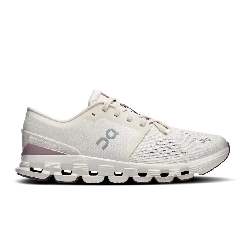 ה-On Cloud X4 Ivory/Heron 3WE30074740 מבית On Cloud הוא נעל ספורט בצבע שמנת ולבן עם גפה עליונה מרשת, סגירת שרוכים וסוליה מרופדת ייחודית עם חיתוכים.