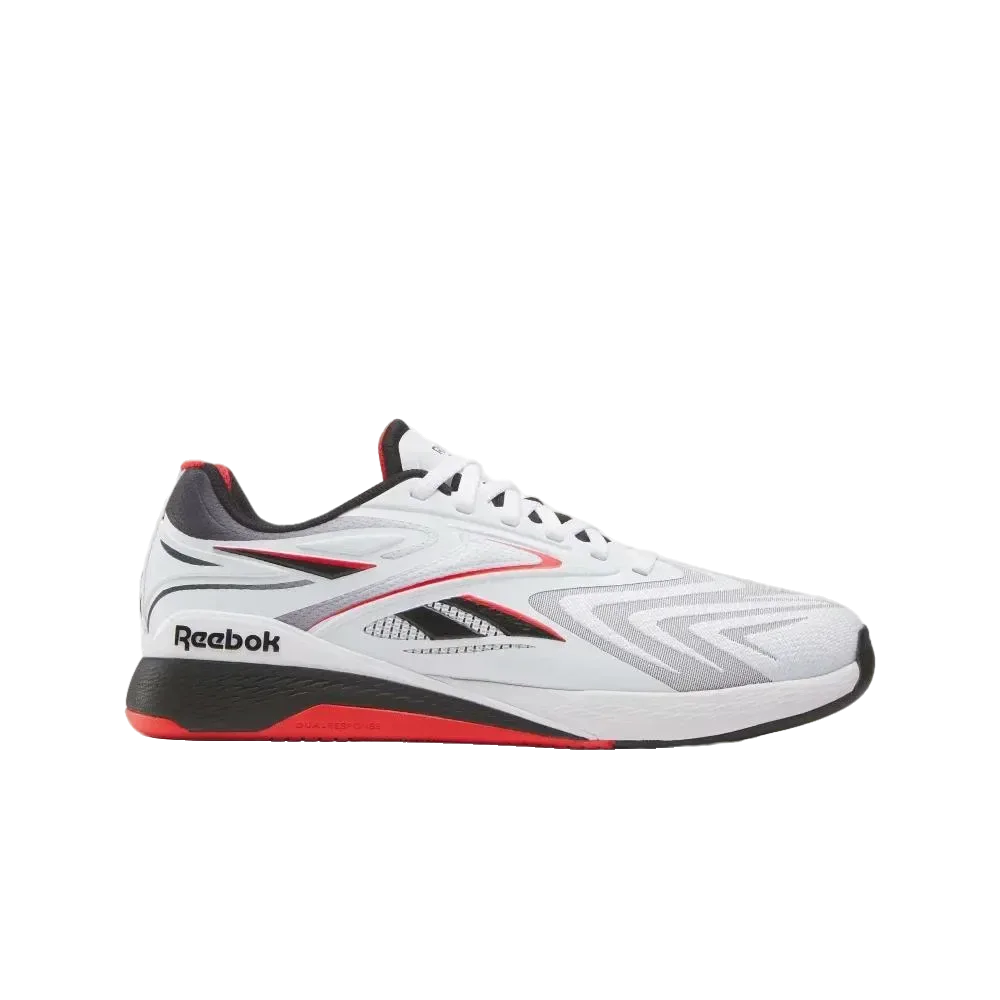 ה-Reebok U NANO X5 EDGE WHITE/RED 100256118 הוא נעל ספורט לגברים בצבע לבן עם נגיעות של שחור ואדום, הכוללת סוליה חיצונית שחורה ומלוטשת, פרט אדום בסוליה האמצעית ועיצוב קלאסי עם שרוכים, כפי שנראה בתמונה מהצד.