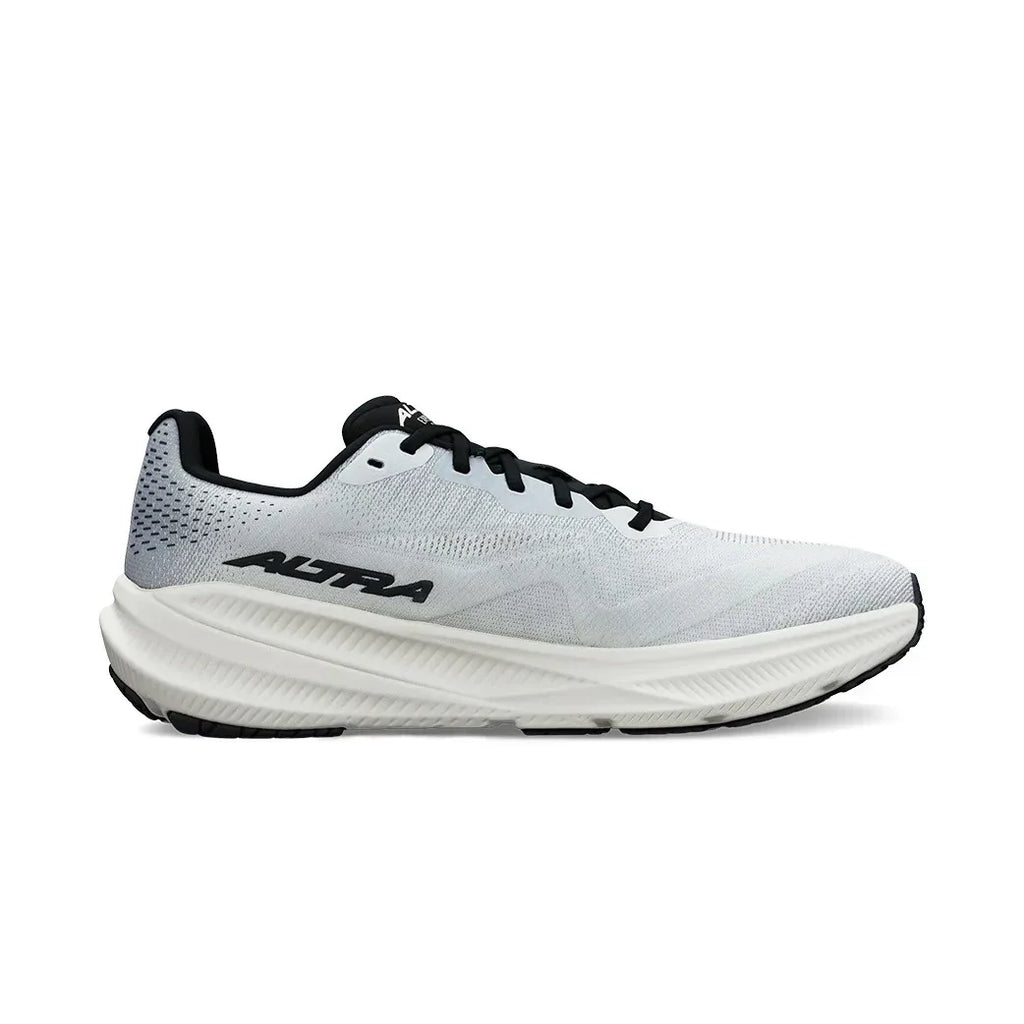 Altra EXPERIENCE FLOW 3 LIGHT GRAY A0A85SS224 היא נעל ריצה ספורטיבית בצבע אפור בהיר עם שרוכים שחורים וסוליה מרופדת ועבה, שעיצבה חברת Altra כדי להבטיח נוחות ותמיכה מעולות.
