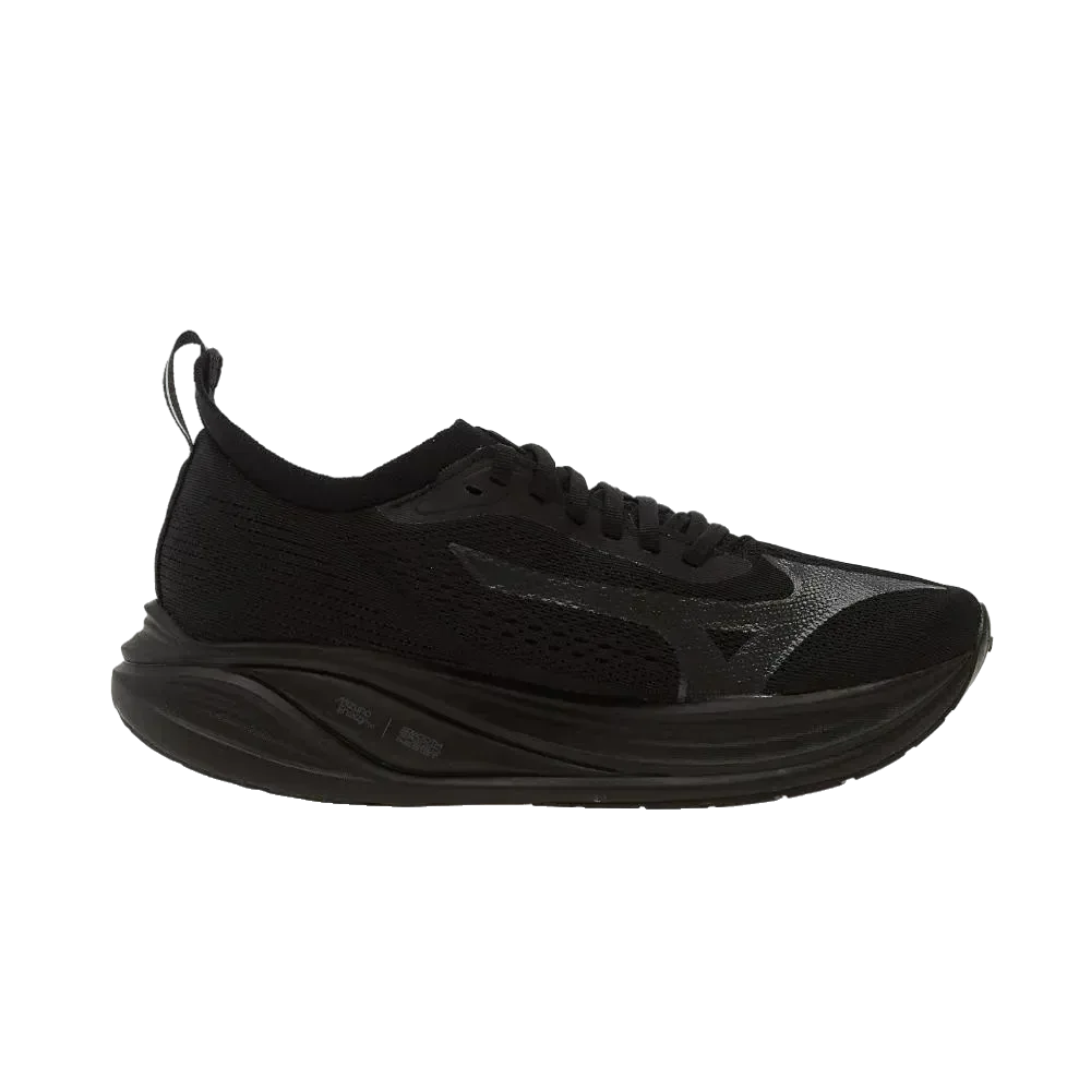 ה-Mizuno MIZUNO NEO ZEN 2(U) J1GC262832 הוא נעל ריצה אתלטית בצבע שחור עם חלק עליון מרשת, סגירת שרוכים וסוליה מרופדת ועבה, המוצגת בתצוגה פרופילית.