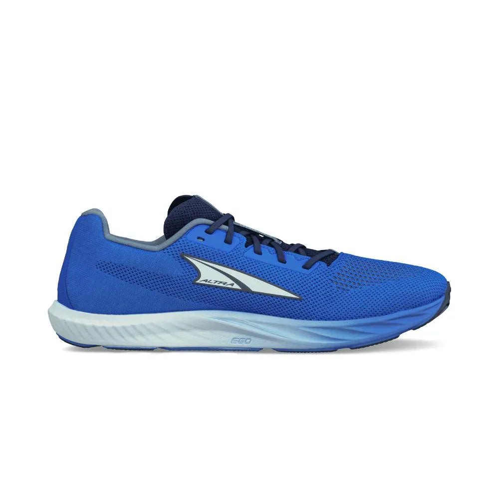 ה-Altra M ESCALANTE 4 BLUE FADE A0A85NE441 היא נעל ריצה ספורטיבית בצבע כחול מבית Altra, הכוללת סוליה לבנה, שרוכים שחורים, גפה מרשת ולוגו צדדי בצבע כסף.