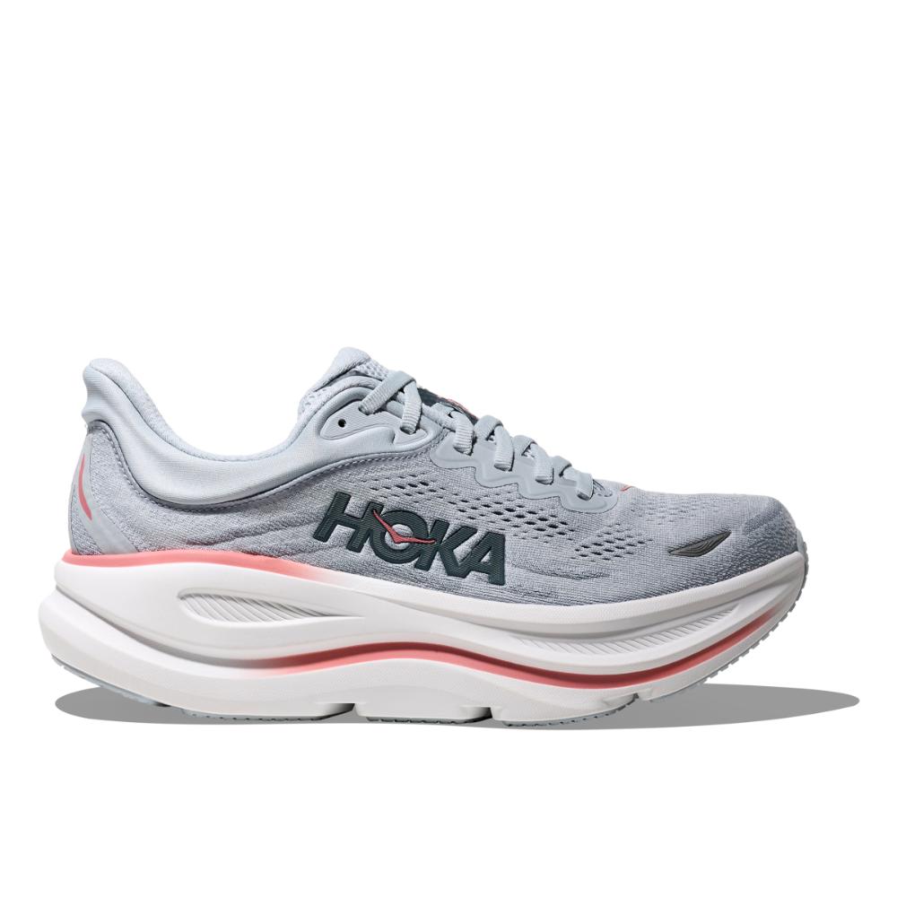 ה-Hoka 1162014/MBLW BONDI 9 WIDE (D) בצבעי כחול מינרלי/ווש כולל גפה עליונה מרשת נושמת, סוליה מרופדת ועבה, ואלמנטים מסוגננים בצבעי ורוד ולבן, כפי שנראה בתמונה מהצד.