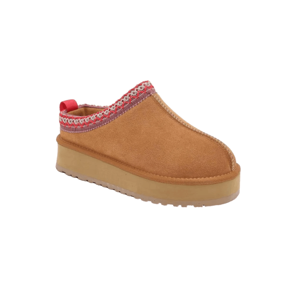 ה-Seventy Nine כפכפי פרווה פלטפורמה סבנטי ניין לנשים Seventy Nine Lotem Camel SNNEW567-CAM מתאפיין בצבע חום בהיר, סוליה עבה מגומי, קישוט אדום ולבן ולשונית אדומה בעקב, על רקע לבן חלק.