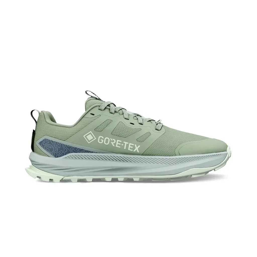 נעלי ריצת שטח לנשים Altra LONE PEAK 9+ GTX DUSTY OLIVE בצבע ירוק בהיר עם דוגמה בעקב, סוליה לבנה עבה ולשונית משיכה שחורה — אידיאליות לשימוש בשטח קשה, מבט מהצד.