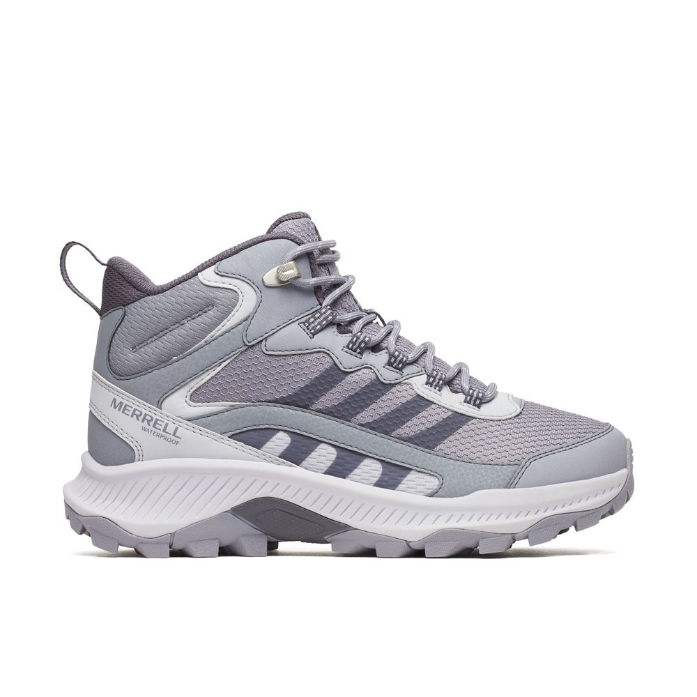 ה-Merrell SPEED STRIKE 2 MID WP LOST LILAC J00003490, נעל טיולים בגובה בינוני בצבעי אפור ולבן עם גפה עליונה מרשת נושמת, סגירת שרוכים וסוליה עמידה מבית Merrell, מוצגת בפרופיל צדדי על רקע לבן.