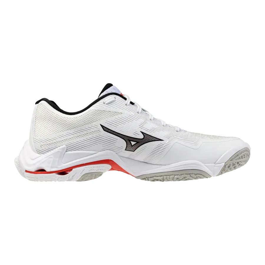 ה-Mizuno WAVE LIGHTNING ELITE(U) V1GA260059 הוא נעל טניס לבנה עם נגיעות של שחור ואדום.