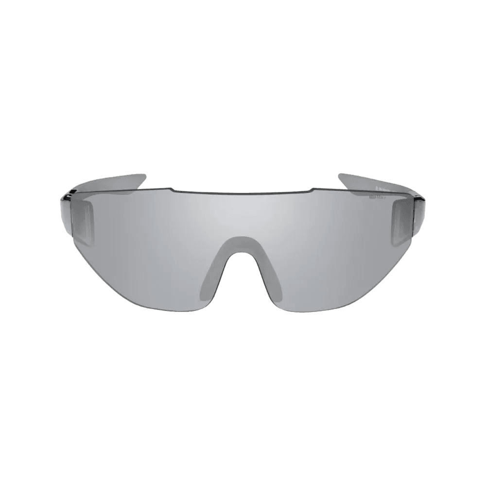 זוג משקפי שמש Nike NIKE ATHENA EDGE IB3517X-012 WOLF GREY/CHROME MIRROR, משקפי שמש יוניסקס עם עיצוב עוטף ללא מסגרת, עדשה אחת בגוון אפור וזרועות מעוקלות, מוצגים על רקע לבן חלק.