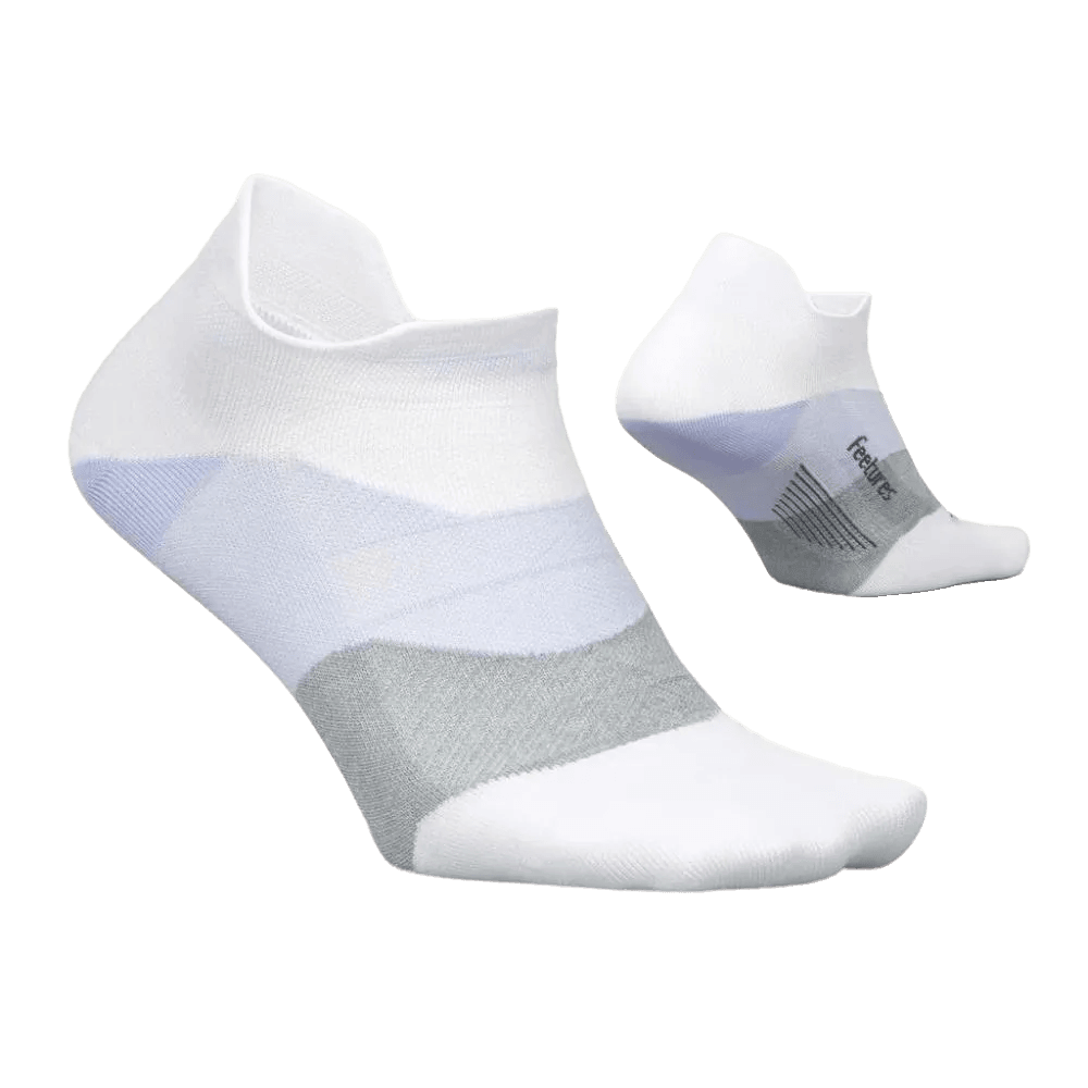 זוג גרביים Feetures Elite Ultra Light No Show Tab בצבע לבן Lilatech (E5512748) מבית Feetures, עם דוגמאות גיאומטריות עדינות על רקע לבן חלק.