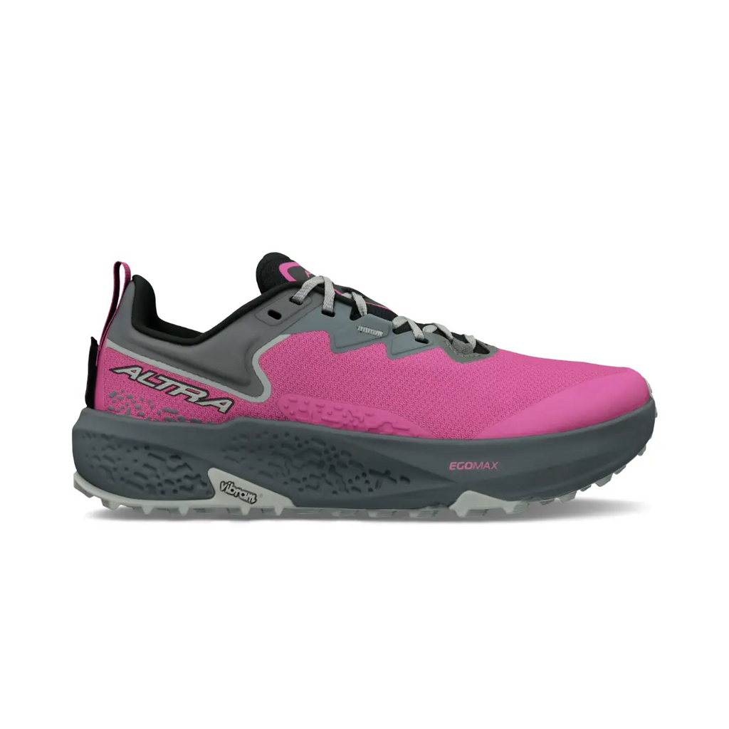 ה-Altra W TIMP 6 BLACK/ROSE A0A85US011 הן נעלי ריצת שטח ספורטיביות לנשים בצבעי שחור וורוד, עם סוליה אפורת עבה ומרקמת ולוגו Altra בצד. היצרן לא מספק תיאור מוצר.