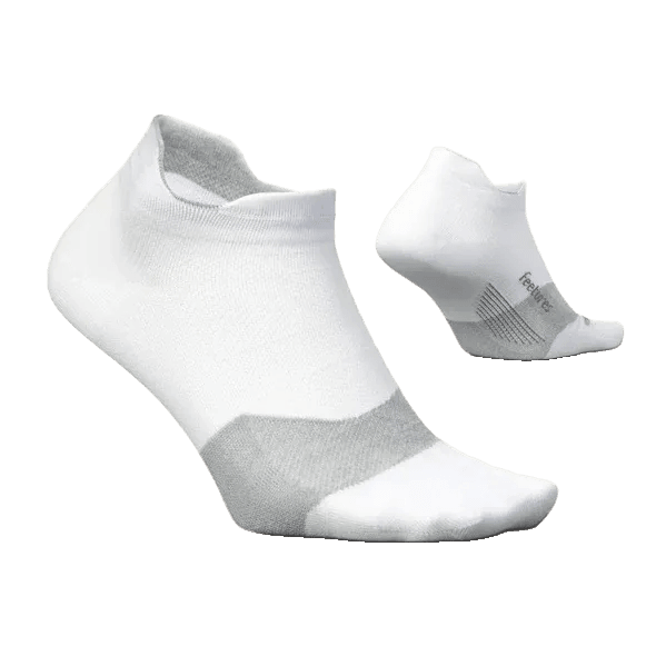 זוג גרביים Feetures Elite Ultra Light No Show Tab White E557158, גרבי ספורט לבנים נמוכים עם קצות אצבעות וסוליות אפורים, מוצגים מהצד ומאחור על רקע אחיד. מותג: Feetures. אידיאליים לריצה.